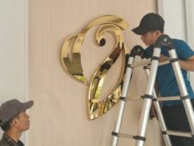 Bí mật đằng sau những bảng hiệu "nhìn là muốn vào mua".