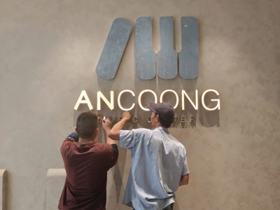 Hướng dẫn chọn chất liệu làm bảng hiệu phù hợp với ngân sách.