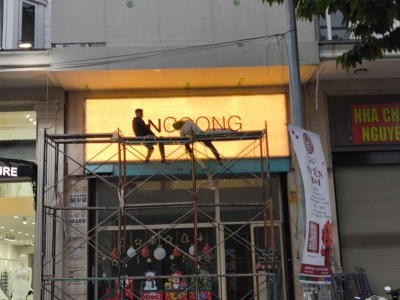 Hướng dẫn chọn chất liệu làm bảng hiệu phù hợp với ngân sách.