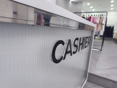 Tại sao mọi shop thời trang đều ưu tiên dùng bảng hiệu chữ nổi?