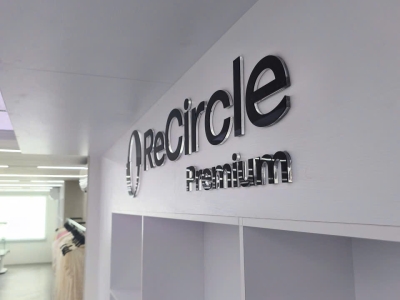 Tại sao mọi shop thời trang đều ưu tiên dùng bảng hiệu chữ nổi?