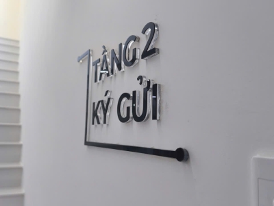 Tại sao mọi shop thời trang đều ưu tiên dùng bảng hiệu chữ nổi?