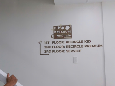 Tại sao mọi shop thời trang đều ưu tiên dùng bảng hiệu chữ nổi?