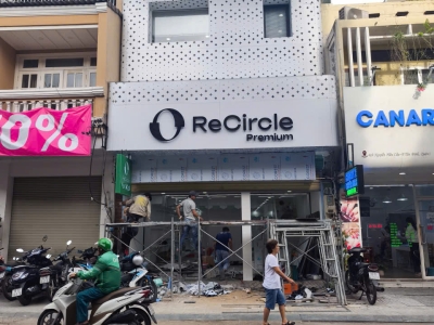 Tại sao mọi shop thời trang đều ưu tiên dùng bảng hiệu chữ nổi?