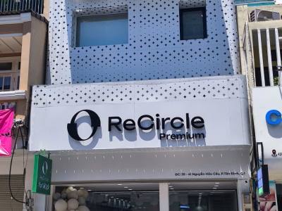 Tại sao mọi shop thời trang đều ưu tiên dùng bảng hiệu chữ nổi?