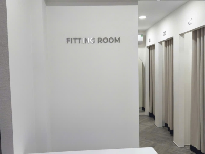 Tại sao mọi shop thời trang đều ưu tiên dùng bảng hiệu chữ nổi?