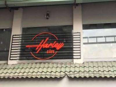 Bí mật đằng sau những bảng hiệu "nhìn là muốn vào mua".