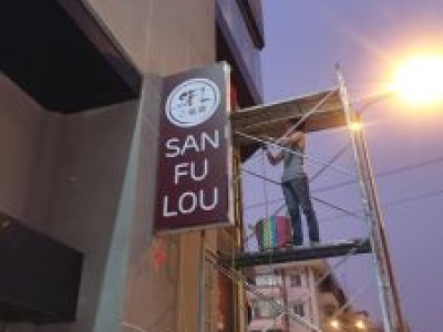 Bí mật đằng sau những bảng hiệu "nhìn là muốn vào mua".