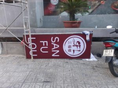 Bí mật đằng sau những bảng hiệu "nhìn là muốn vào mua".