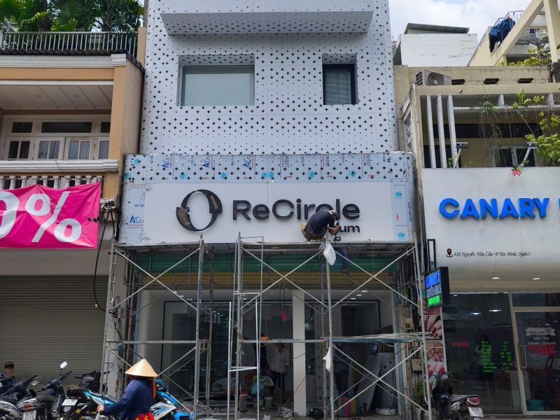 BẢNG HIỆU MẶT DỰNG ALU CHỮ NỔI