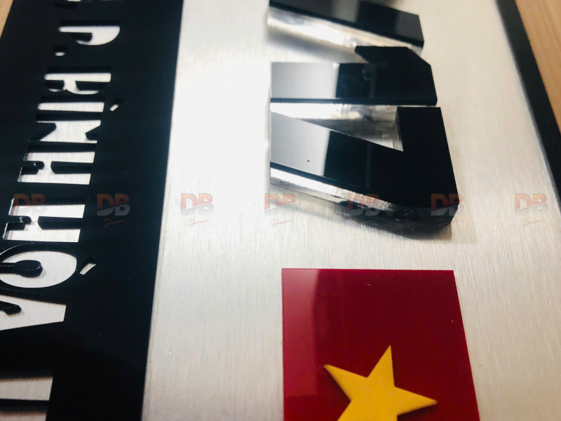 Biển số nhà cao cấp – Số mica đen lót mica trong, nền alu bạc xước