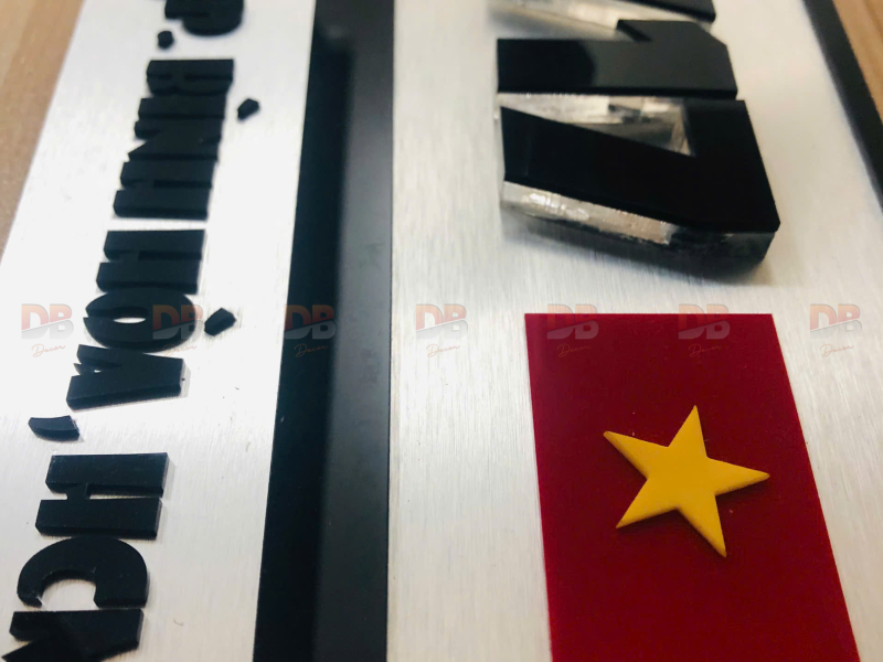 Biển số nhà cao cấp – Số mica đen lót mica trong, nền alu bạc xước