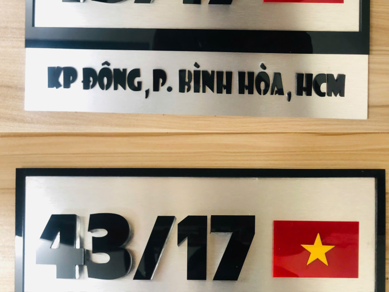 Biển số nhà cao cấp – Số mica đen lót mica trong, nền alu bạc xước