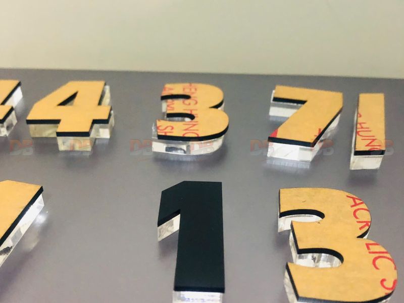 Biển số nhà cao cấp – Số mica đen lót mica trong, nền alu bạc xước