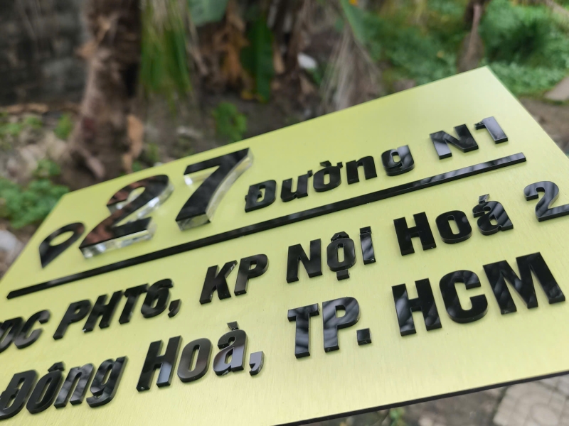 Bảng số nhà mica đen - nền alu bạc xước