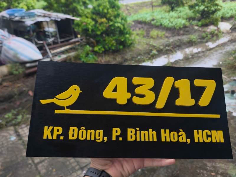 Bảng số nhà mica đen - nền alu bạc xước