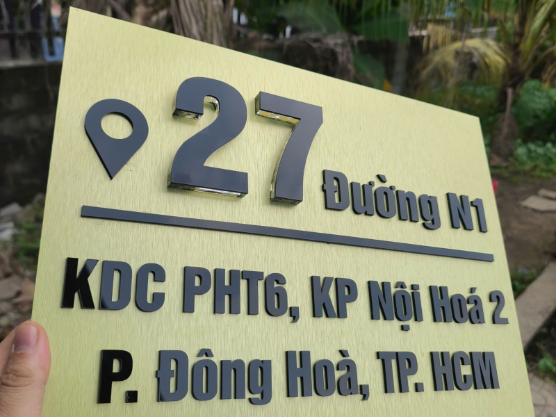 Bảng số nhà mica đen - nền alu bạc xước