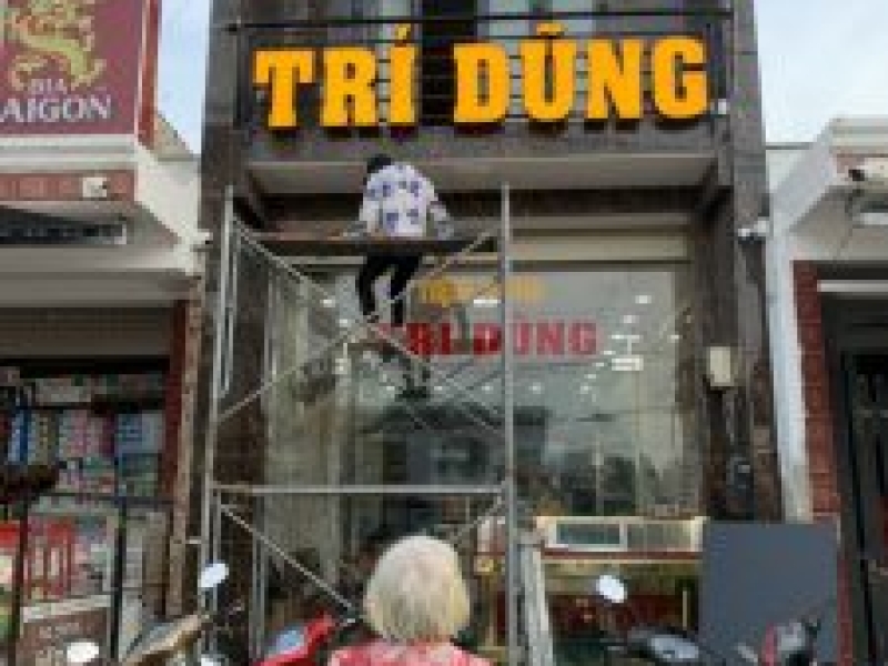 BẢNG HIỆU MẶT DỰNG ALU CHỮ NỔI